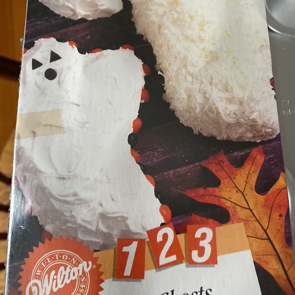 Wilton Little Ghosts mini cakes pan - Picture 3 of 7